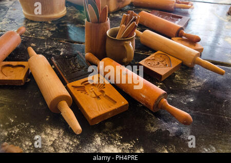 Making gingerbread de maître. Supports préparés, pâte et papier sur la table. Banque D'Images