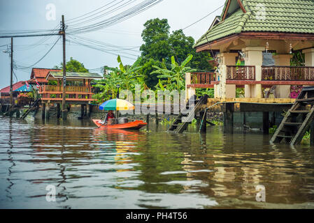 Vieille Femme vend des aliments de son bateau dans les canaux de Nonthaburi Banque D'Images