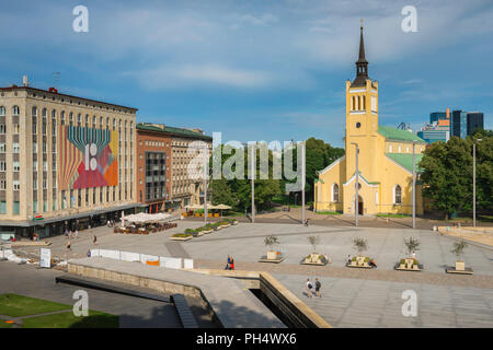 La place de la liberté de Tallinn, vue en été de la place de la liberté dans le centre de Tallinn avec l'église luthérienne Saint-Jean située à droite, en Estonie. Banque D'Images