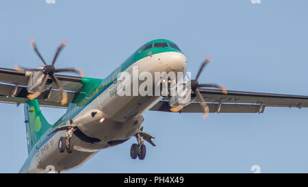 Aer Lingus de Dublin vol à l'atterrissage à l'Aéroport International de Glasgow, Renfrewshire, en Écosse - 28 Février 2016 Banque D'Images