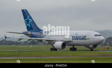 Air Transat vol au départ de l'étang de l'Aéroport International de Glasgow, Renfrewshire, en Écosse - 28 août 2017 Banque D'Images