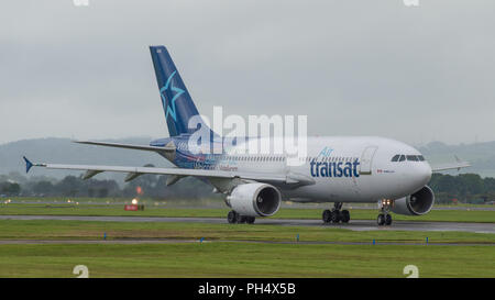 Air Transat vol au départ de l'étang de l'Aéroport International de Glasgow, Renfrewshire, en Écosse - 28 août 2017 Banque D'Images