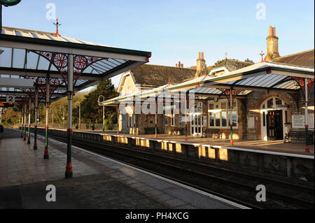 Gare victorienne de Grange-over-Sands et bureau de réservation. Ligne de furness. Cumbria, Angleterre, Royaume-Uni. Construit vers 1864 restauré à la fin des années 1990 Banque D'Images