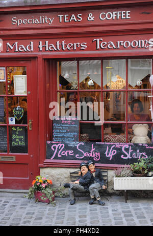 Laurel et Hardy kitch figures à l'extérieur du café et salon de thé, Market Street, Ulverston, Cumbria, Royaume-Uni - lieu de naissance de Stan Laurel Banque D'Images