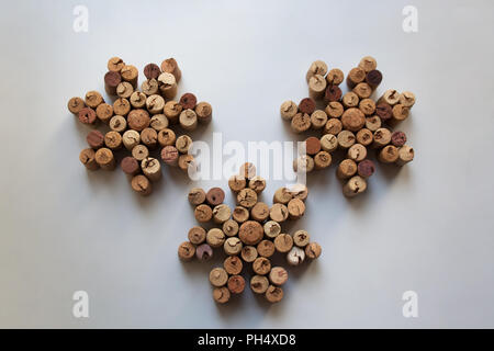 Wine corks flocons de composition abstraite isolé sur fond blanc Banque D'Images