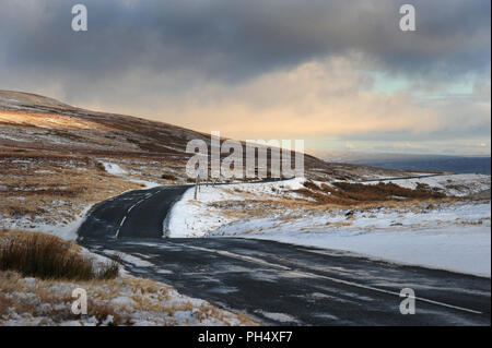 Col Buttertubs, Swaledale, Yorkshire Dales National Park, Angleterre, Grande-Bretagne. Déserté en hiver avec des plaques de glace sur le ungritted road Banque D'Images