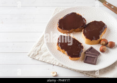 Des sandwichs avec chocolat noisettes sur la plaque Banque D'Images