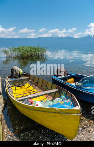 Bateaux de pêche sur la rive du lac Ohrid près de Pogradeci, sud-est de l'Albanie. Banque D'Images