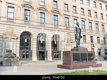 Le Conseil de l'éducation de Cleveland historique édifice, maintenant un hôtel Drury, dans le centre-ville de Cleveland a une statue d'Abraham Lincoln à l'extérieur de ses portes. Banque D'Images