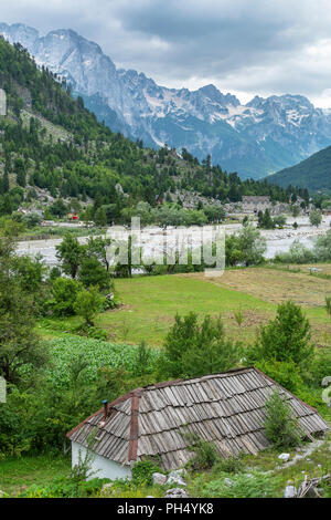 La vallée de la rivière Valbona à Valbona avec les Alpes en arrière-plan albanais thre, partie de la Valbona National Park, dans le nord-est de l'Albanie, Banque D'Images