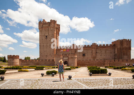 Femme regardant la vue du château médiéval de La Mota dans la ville espagnole de Medina de Campo, dans la province de Valladolid Castille et Leon Espagne Banque D'Images