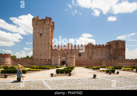 Femme regardant la vue du château médiéval de La Mota dans la ville espagnole de Medina de Campo, dans la province de Valladolid Castille et Leon Espagne Banque D'Images