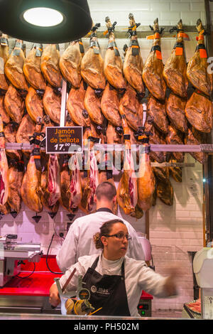 Jamon iberico de bellota jambons espagnols, à la vente dans le marché de San Miguel, Madrid, Espagne Banque D'Images