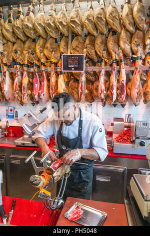 Jamon iberico de bellota jambons espagnols, à la vente dans le marché de San Miguel, Madrid, Espagne Banque D'Images