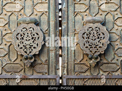 Heurtoirs de porte sur l'ornementation, bronze, Puerta del Perdon, porte de forgivness, de la Grande Mosquée, de la Mezquita, dans la région de Cordoba, Espagne Banque D'Images