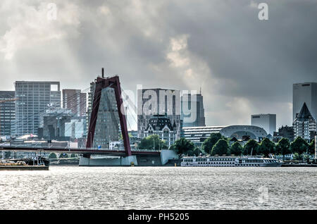 Rotterdam, Pays-Bas, le 13 août 2018 : La vue de la rivière Nouvelle Meuse en direction du centre-ville, avec Willemsbridge, la Maison Blanche et Markthal Banque D'Images