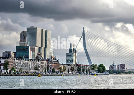 Rotterdam, Pays-Bas, le 13 août 2018 : avis de Noordereiland, Erasmus et Kop van Zuid à partir d'un bateau sur la rivière Nieuwe Maas Banque D'Images