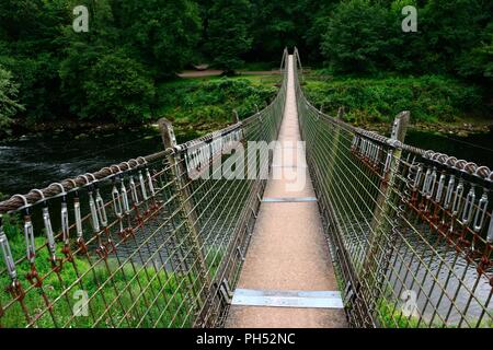 Biblins pont suspendu au-dessus de la rivière Wye Wye Valley Walk Symonds Yat England UK Banque D'Images