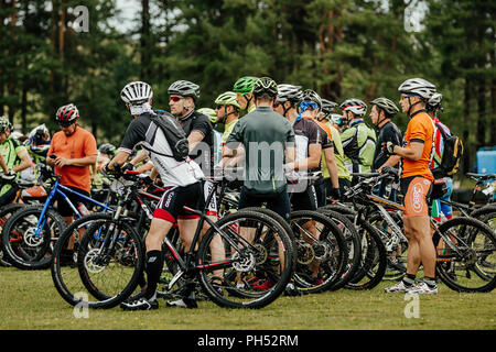 V.Ufaley, Russie - le 12 août 2018 : les athlètes du groupe de cyclistes avant le début de la race au cours de Big Stone XCM race Banque D'Images