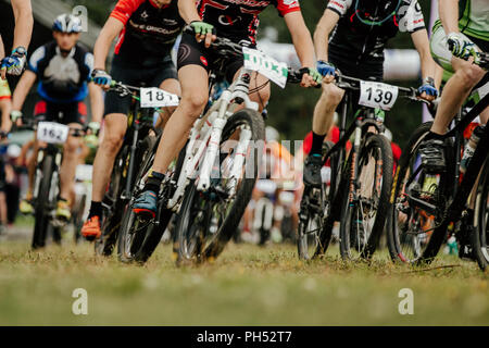 V.Ufaley, Russie - le 12 août 2018 : les athlètes du groupe de cyclistes VTT a commencé au cours de la race de Big Stone XCM Banque D'Images