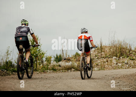 V.Ufaley, Russie - le 12 août 2018 : retour des cyclistes man and woman riding ensemble sur le sentier au cours de Big Stone XCM race Banque D'Images