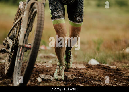 V.Ufaley, Russie - le 12 août 2018 : dirty bike et les jambes du vélo de montagne marche en amont au cours de Big Stone XCM race Banque D'Images