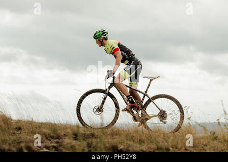 V.Ufaley, Russie - le 12 août 2018 : mountain biker cycliste ride position debout pendant la race Big Stone XCM Banque D'Images