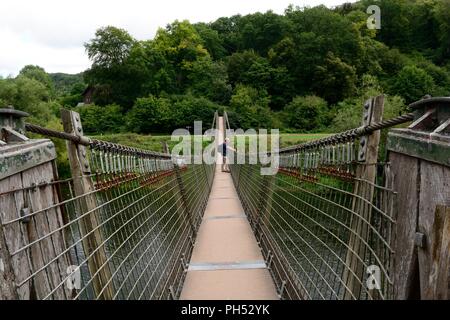 Biblins pont suspendu au-dessus de la rivière Wye Wye Valley Walk Symonds Yat England UK Banque D'Images