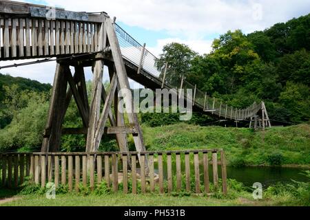 Biblins pont suspendu au-dessus de la rivière Wye Wye Valley Walk Symonds Yat England UK Banque D'Images