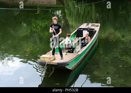 A l'aide d'un homme tiré ferry pour traverser la rivière Wye Symonds Yat Angleterre Banque D'Images