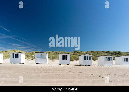 Cabines de plage blanche à Løkken// Lokken Loekken Plage, Danemark, en face des dunes et un ciel bleu clair en été 2018 à la célèbre voiture 'Beach' où Banque D'Images