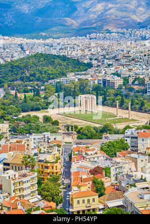 Temple de Zeus Olympien, monumental Sanctuaire dédié à Zeus, et Lisikratous avenue et de l'arche d'Hadrien en premier plan. Vue depuis l'acropole de Banque D'Images