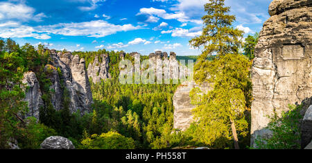 Les montagnes de grès de l'Elbe fait partie de la Suisse Saxonne Parc National en Allemagne Banque D'Images