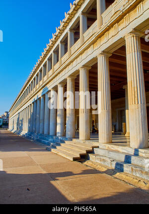 Façade principale de la Stoa d'Atallos édifice à l'Agora antique d'Athènes. Région de l'Attique, en Grèce. Banque D'Images