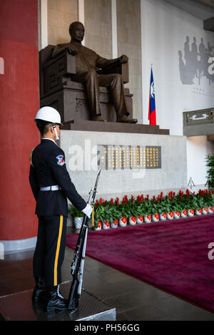 12 février 2018, Taipei Taiwan : garde d'honneur avec fusil et baïonnette en face de statue de Sun Yat Sen à Sun Yat-Sen Memorial Hall à Taipei Taiwan Banque D'Images