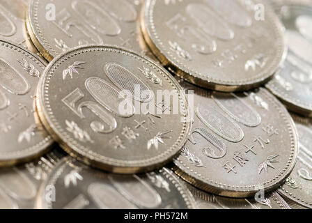 Pièces de 500 yen japonais sont disposés pour une photographie à Tokyo le lundi 24 septembre 2007. Photographe : Robert Gilhooly Banque D'Images