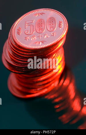 Pièces de 500 yen japonais sont disposés pour une photographie à Tokyo le lundi 24 septembre 2007. Photographe : Robert Gilhooly Banque D'Images