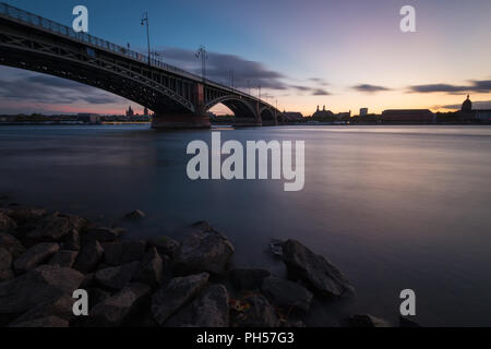 Paysage urbain de la ville allemande de Mayence avec Theodor Heuss Bridge vu de Wiesbaden Banque D'Images