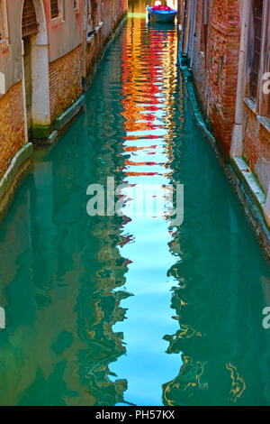 Maisons et reflètent le ciel dans l'eau du canal, Veinice Banque D'Images