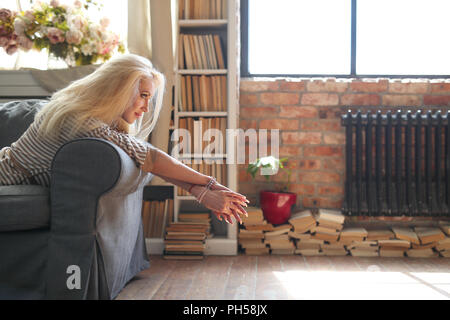 Femme d'âge moyen à la maison Banque D'Images