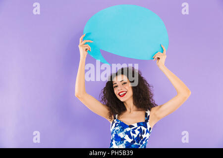 Image de femme européenne avec les cheveux bouclés de robe bulle vide au-dessus de sa tête avec copyspace pour votre texte plus isolé bac violet Banque D'Images