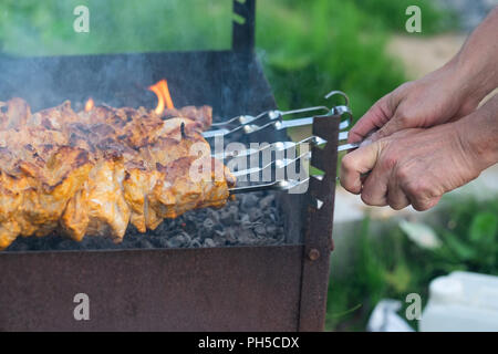 La cuisson sur barbecue de porc chaud russe, préparé sur le gril en plein air avec des épices Banque D'Images