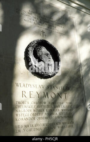 Pologne Varsovie la tombe du romancier polonais Wladyslaw Reymont au grand cimetière de Powązki Banque D'Images