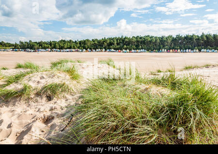 Holkham beach et cabines de plage de sable avec des dunes Banque D'Images