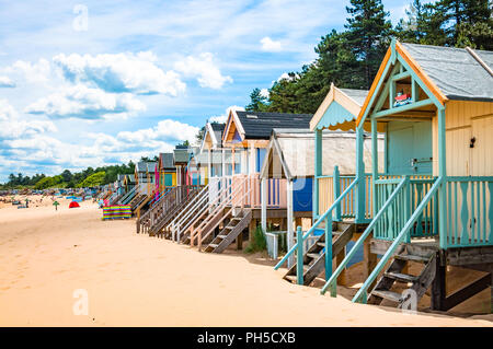 Cabines de plage sur Holkham beach à proximité d'arbres Banque D'Images