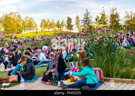 Les gens qui regardent le grand écran diffusant les athlètes - London 2012 Olympic Park Banque D'Images