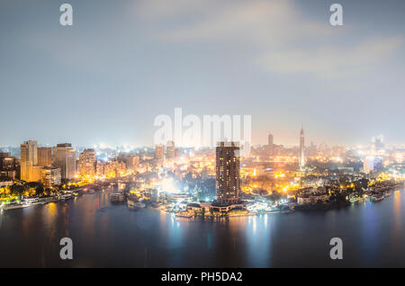 Le Caire de nuit avec la vue de la Tour du Caire et l'opéra Banque D'Images