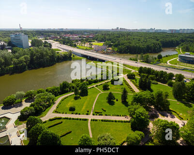 Pont sur grande ville Étang et parc de la Victoire à Zelenograd la Russie. Banque D'Images