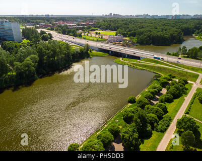 Pont sur grande ville Étang et parc de la Victoire à Zelenograd la Russie. Banque D'Images