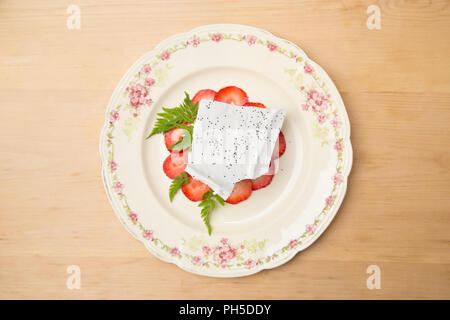 La rhubarbe fraise moderne dessert gâteau au fromage avec une gaufrette de meringue. Banque D'Images